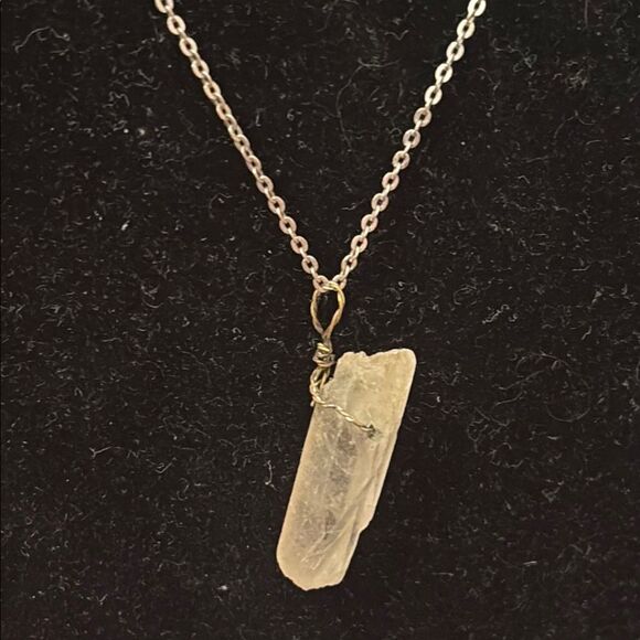Elegant Quartz Crystal Necklace - Picture 1 of 3